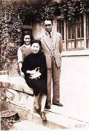 1950年,杨绛怀抱刚满月不久的"花花儿"与钱钟书,钱瑗合影