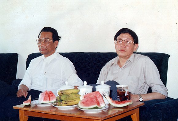 王越丰（左一）