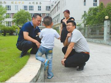 彬彬和救助站工作人员在一起。