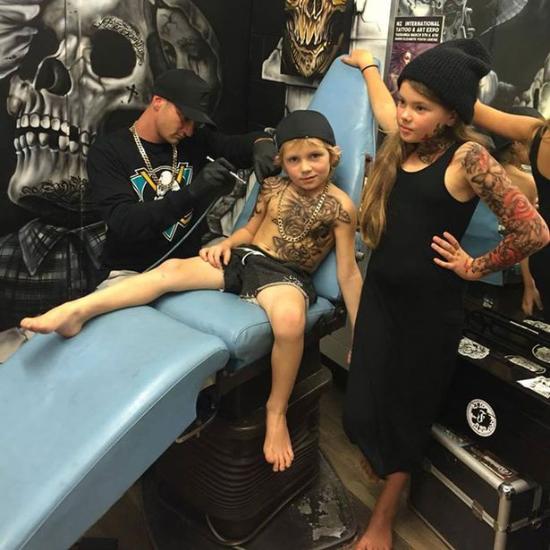 新西兰纹身师为青少年创作临时纹身 希望增强信心(组图)
