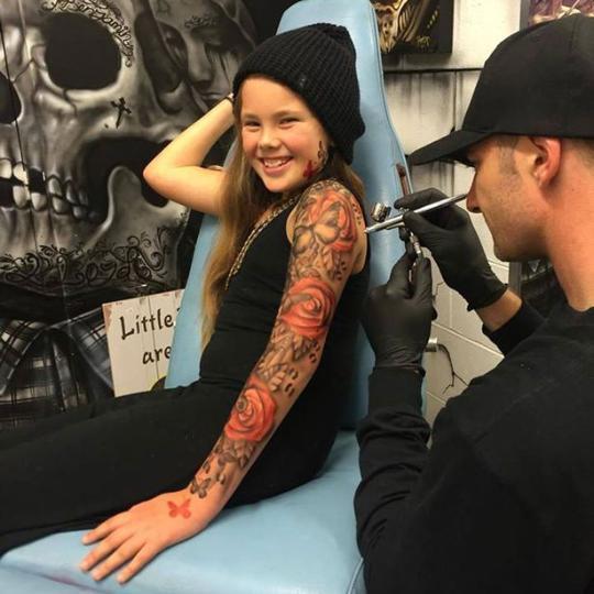 新西兰纹身师在孩子手臂上"纹身" 称可增长孩子自信(组图)因为觉得很