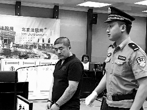 吸毒后产生幻觉,认为前妻欲加害自己,26岁的男子张宇(见图)持刀将对方杀害。昨天,张宇被控故意杀人罪在北京市二中院受审。被害人的妹妹当庭为被告人求情,称虽然恨他,但念及4岁的孩子失去了母亲,不能再没有父亲,不想追究他的刑事责任。