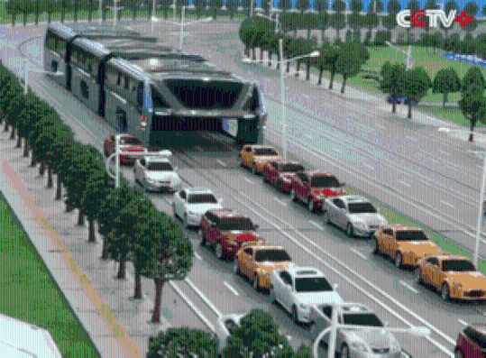 在第十九届中国北京科技产业博览会上，一项名为“巴铁”的中国原创发明惊艳亮相，这是一种完全依靠电力驱动的大运量宽体高架电车。也被称为“空中奔跑的巴士”和“陆地空客”，具有地铁一样的大运力，还能像巴士一样在地面上运行。图为“巴铁”模型运行。