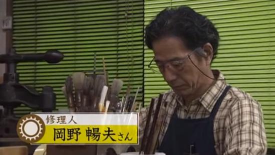 表面看,书籍只是一张张纸片的粘连组合,虽然有些书是珍贵的财产,或者因为附带了过往的回忆而值得珍藏,但你翻的时间越久、次数越多,它们就越残破,而将之束之高阁又失去了书籍本身存在的意义。其实不必烦忧,不管是多少破旧的书籍,把它交给日本修书匠 冈野畅夫/NobuoOkano ,他都会修旧如新、修破如新,仿佛一本刚刚从书店里买来的新书一般。