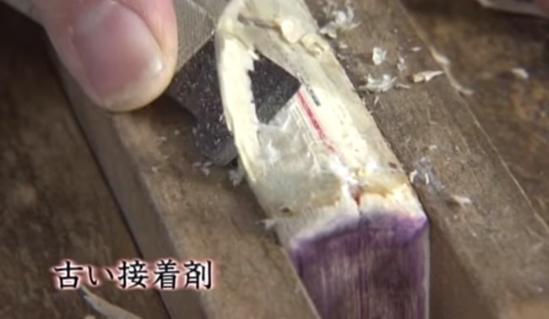 表面看,书籍只是一张张纸片的粘连组合,虽然有些书是珍贵的财产,或者因为附带了过往的回忆而值得珍藏,但你翻的时间越久、次数越多,它们就越残破,而将之束之高阁又失去了书籍本身存在的意义。其实不必烦忧,不管是多少破旧的书籍,把它交给日本修书匠 冈野畅夫/NobuoOkano ,他都会修旧如新、修破如新,仿佛一本刚刚从书店里买来的新书一般。