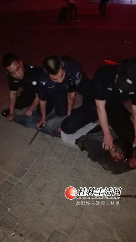 男子持剪刀在火车站伤人 咬伤并扯烂民警裤裆