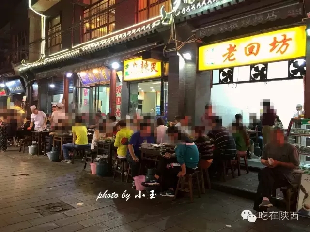 多年来,大皮院一直是回坊上西安本地人爱去的美食街之一!你们知道吗?