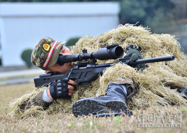 资料图:武警狙击手射击姿势奇特.