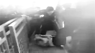 27日下午，湖南省沪昆高铁韶山南站发生一起“暴力殴打高铁站客运员事件”。湖南铁路方面相关知情人士告诉记者，事发系两乘客使用过期车票乘车，被发现后发生肢体冲突。随后两名乘客叫来数十人进站打伤工作人员，事件导致5名乘务员受伤送医，其中1人仍在ICU重症监护室抢救。据新京报