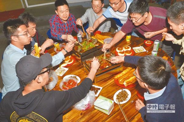 5月11日，上海同济大学学生聚餐。