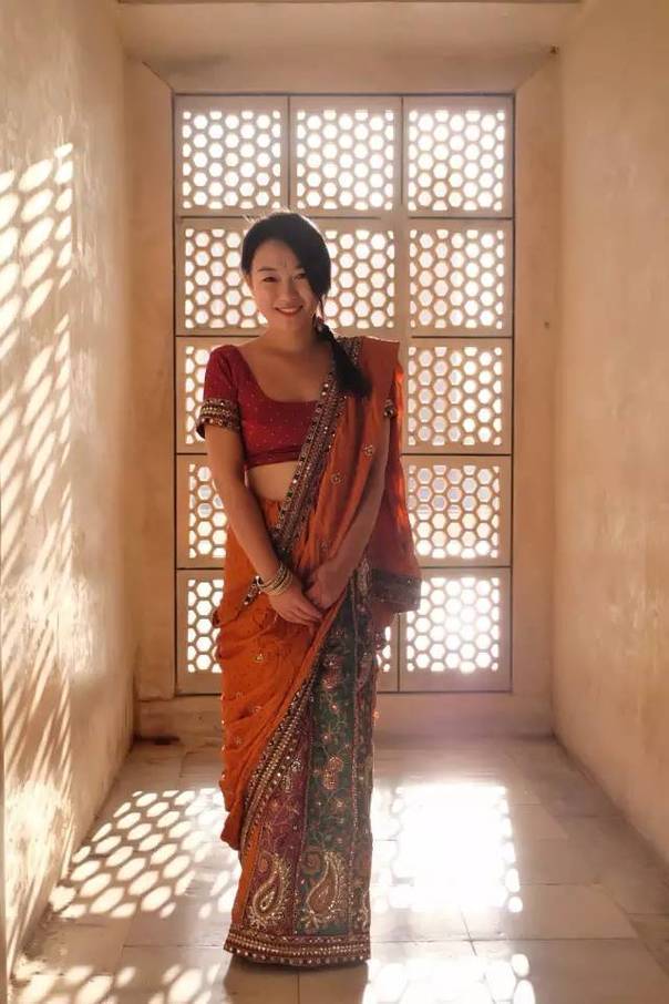 穿着印度传统服饰纱丽的她