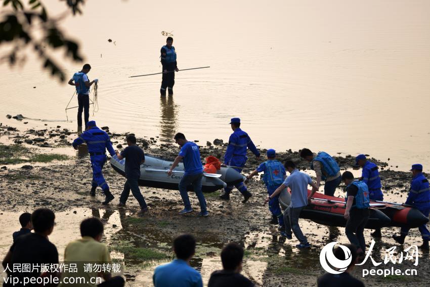 六安市月亮岛水域，救援人员正在对落水者进行搜救。