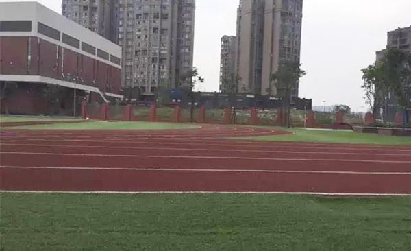 教科院附小的操场跑道,多位到过校园的家长反应,跑道和课堂均有刺鼻的滋味。