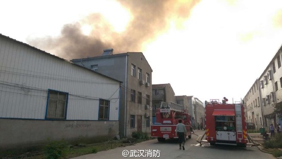 武汉汉口北工业园突发火灾 无人伤亡