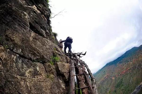 绝壁上的路 一个座落在悬崖上的村庄 一场坚持多年的扶贫攻坚