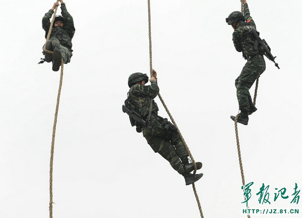 资料图:正在训练攀爬,这个训练考验的是队员的综合体能和臂腿协调能力