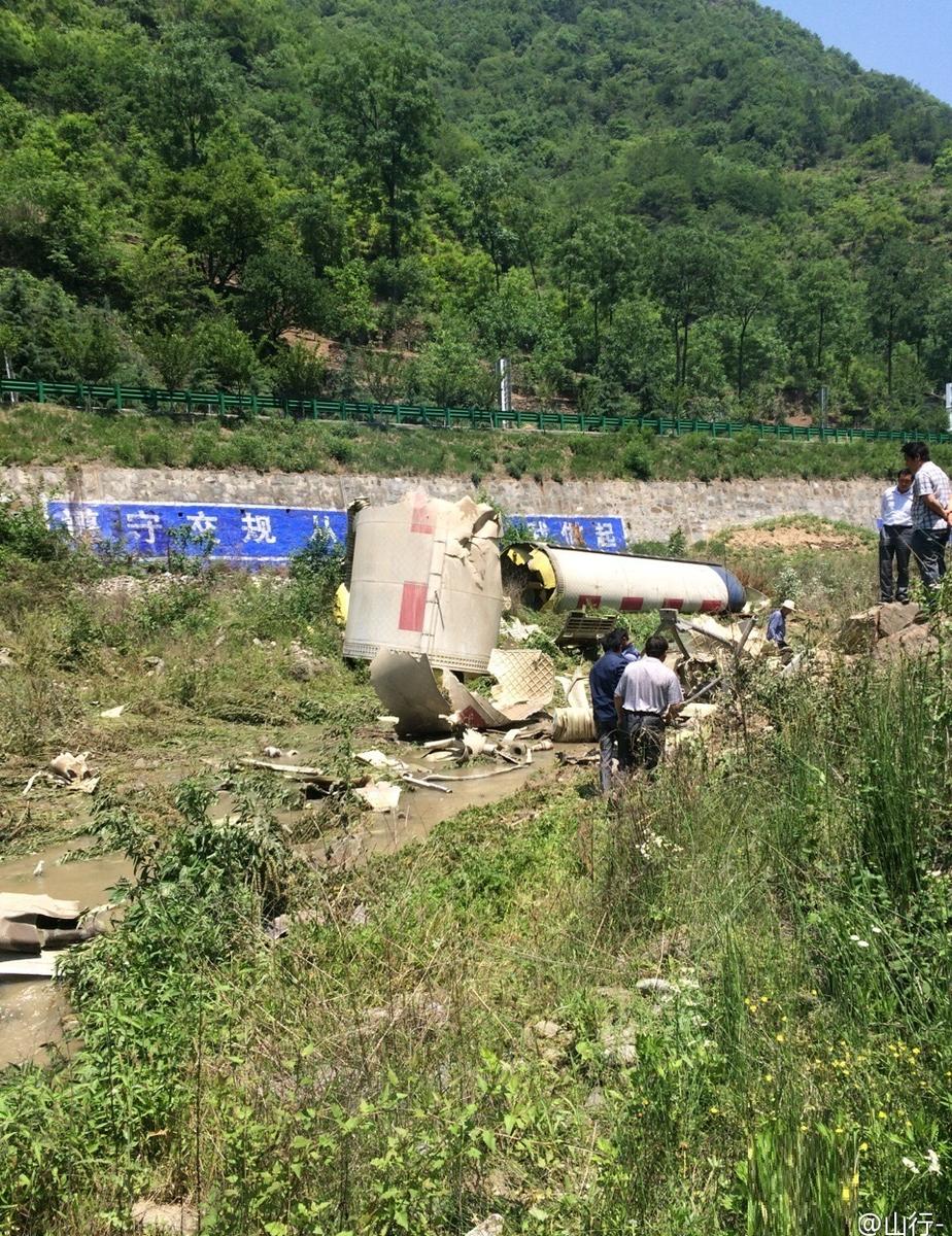 巨大火箭残骸坠落高速公路旁(组图)