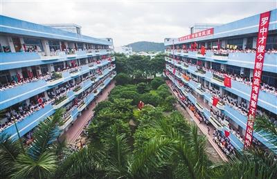 2015年6月5日,佛山顺德罗定邦中学1700多名学弟学妹,为即将参加高考的