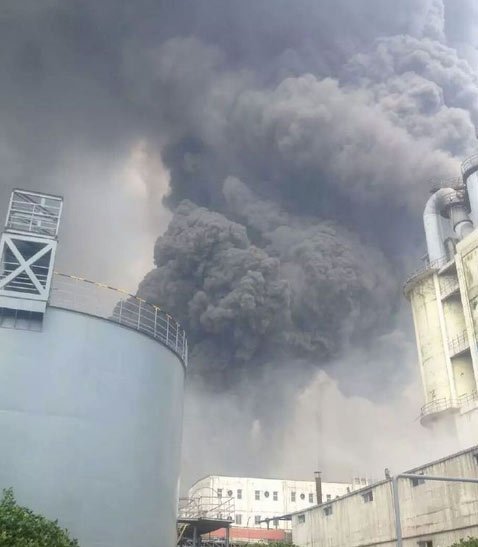湖北宜昌一化工厂起火 黑色团状浓烟蔓延数公