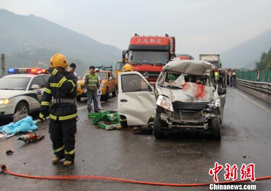 京昆高速四川广元境内连环追尾交通事故致1死1伤(组图)