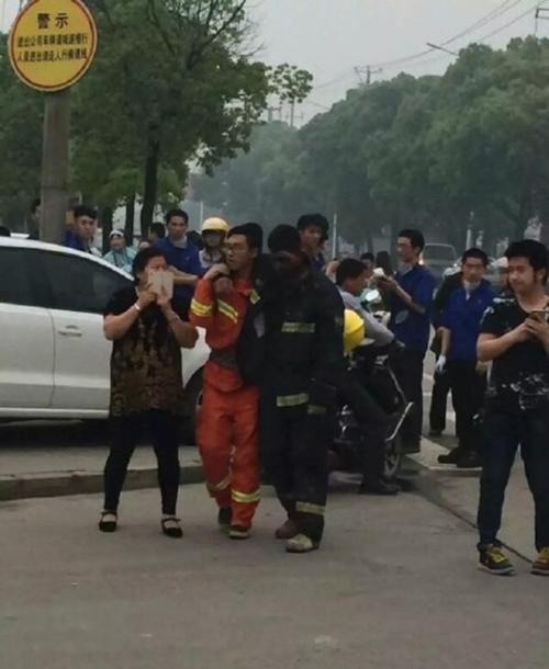 江苏启东发生爆炸 一名消防人员伤重情况不容乐观