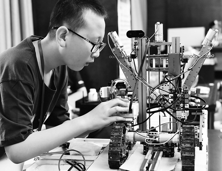 机器人大赛拼智慧日前,河北省第二届中小学教育机器人