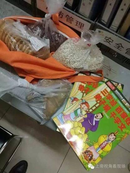 昨日晚上,南京玄武公循分局梅园新村警务效劳站接到辖区一超市报警,称抓到一位小偷。民警潘顺勤赶到现场后,发觉小偷是一位女人。对男子停止搜寻后,民警在她身上搜出了被盗的一点杂粮、一个鸡腿。而审查到腰部时,则发觉了一本少年读物。