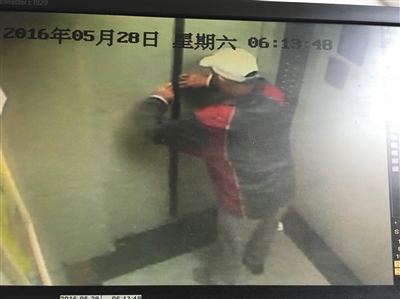 5月28日,安贞里一白叟被困在电梯里。 视频截图