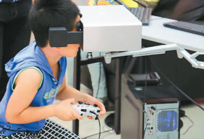 小朋友在体验VR设备。王广燕摄
