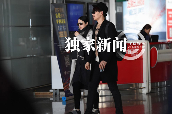 独家:有喜了! 董璇腹部微隆高云翔小心保护(