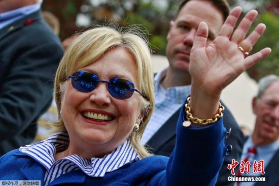 当地时间2016年5月30日，美国纽约州查帕瓜，美国民主党候选人希拉里参加美国阵亡将士纪念日游行。希拉里当天出席活动穿上了出镜率颇高的蓝色套装，佩戴了同色系蓝色太阳镜。