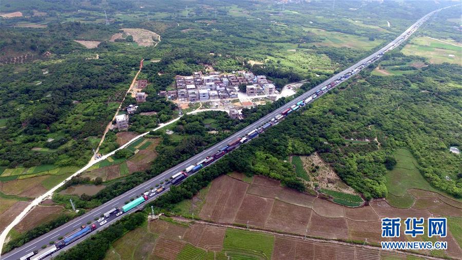 当日,深汕高速陆丰段遭遇长时间拥堵.