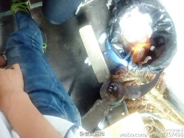 掉落下来的风扇。