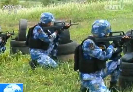 中国女兵荒野求生式训练:喝蛇血 生吃蜥蜴蜘蛛