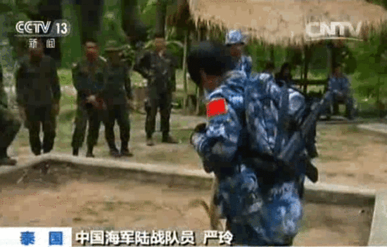 中国女兵荒野求生式训练:喝蛇血 生吃蜥蜴蜘蛛