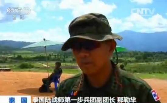 中国女兵荒野求生式训练:喝蛇血 生吃蜥蜴蜘蛛