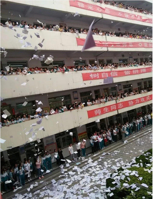 山东考生高考前撕书减压 场面震撼如下雪(组图)