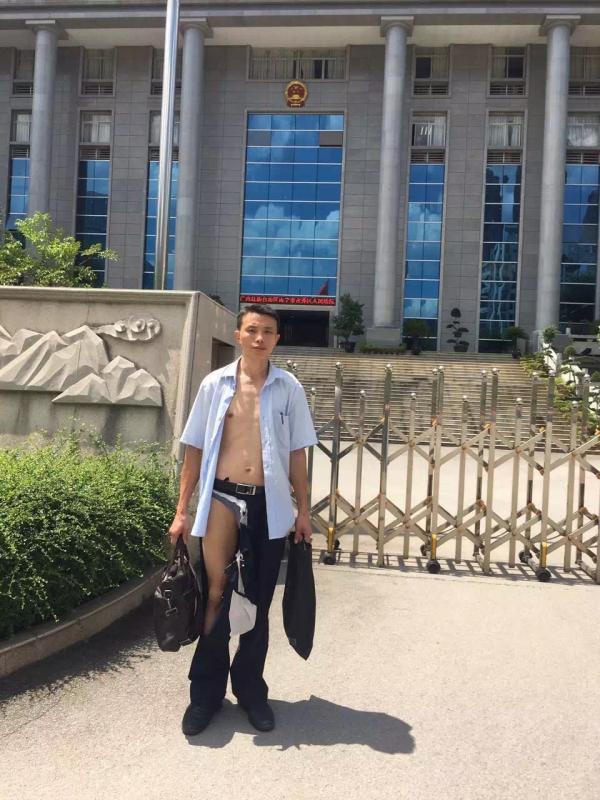 吴良状师从南宁青秀区法院进去已是衣冠楚楚。