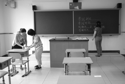東直門中學的教師正在安插科場。京華時報記者 譚青 攝