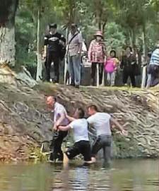 两男子将老人从水中救起