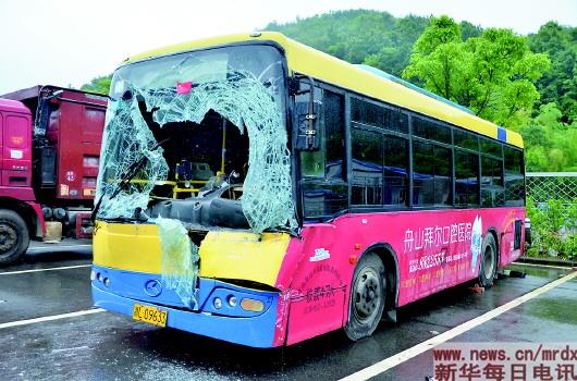 公共汽车的轮子-被车轮击中的公交车(6月3日摄).新华社发-浙又现 最美司机 图高清图片