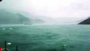 左近垂钓者拍下沉船末了画面,其时湖面下风雨高文
