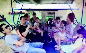 事发前有人发在伴侣圈里的船上相片
