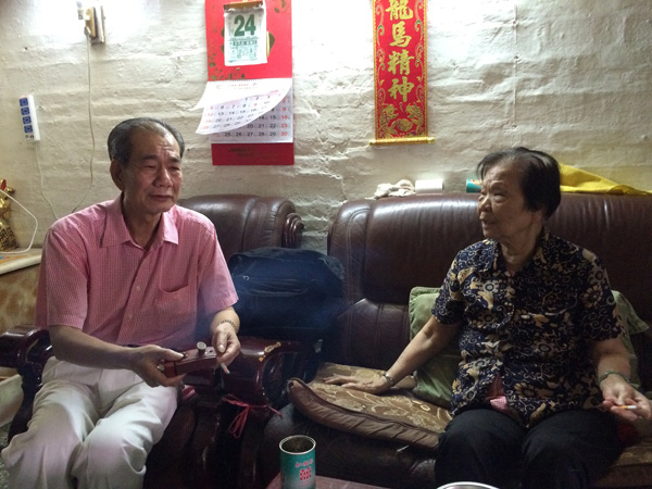 区伯说,母亲家门锁的钥匙孔曾被人拿小货色堵上,他不能不把锁撬了。