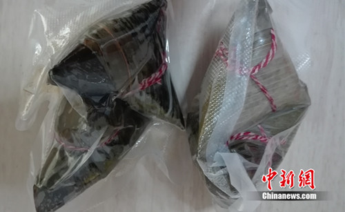 某网店销售的“私房粽”，包装上没有生产日期、配料等基本信息。中新网 邱宇 摄