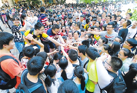 李祖明给考生发红包和鼓励信 记者 李化 摄