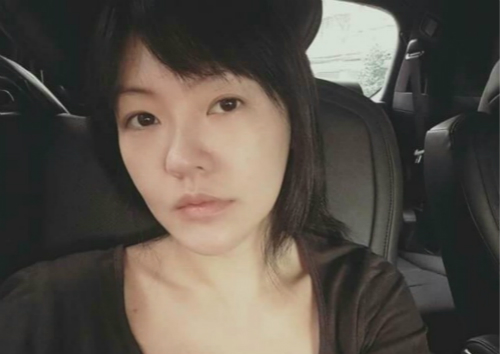 [头条]:小s豪车内自拍冷漠脸最新消息自叹红颜易老小s