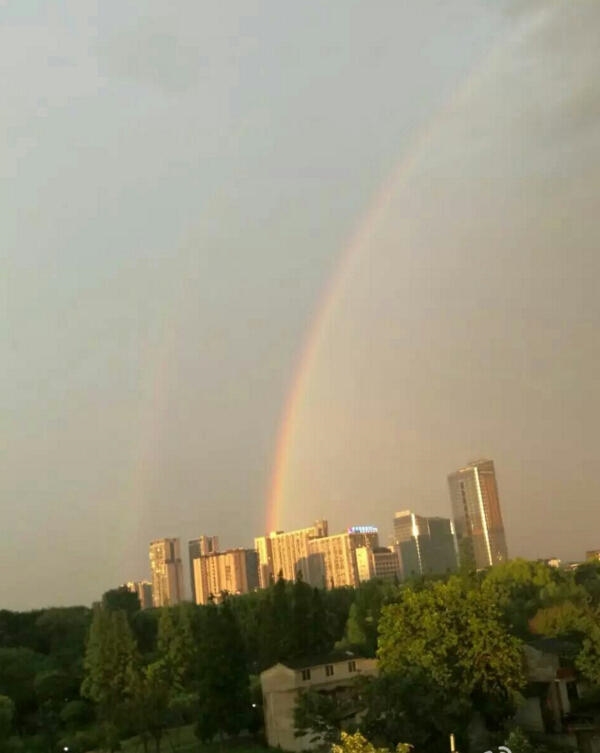 雨后成都现双彩虹 网友调侃:老天爷为考生送祝福(组图)