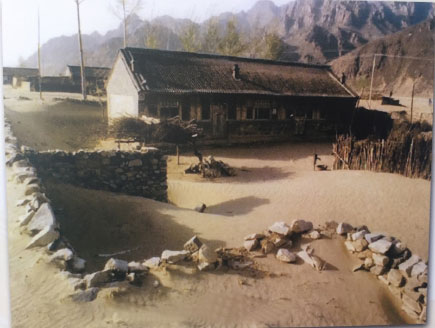2000年,丰宁县小坝子乡农户住房被荒漠流沙包围(茅硕/摄)