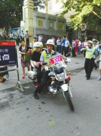 交警送受伤考生就医 38分钟后返回考场